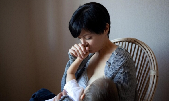 Về nhà sau 13 tiếng làm việc tăng ca, tôi sửng sốt khi thấy bàn chân quấn băng trắng của con gái, căm tức với câu giải thích từ chồng