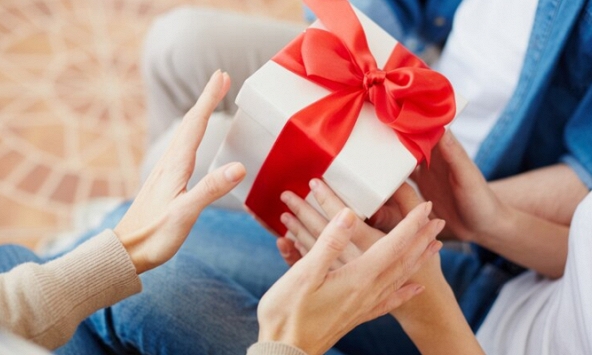 Con trai bác giúp việc tặng món quà sinh nhật, dặn mở ra xem trước khi ngủ, tôi làm theo rồi bật khóc nức nở