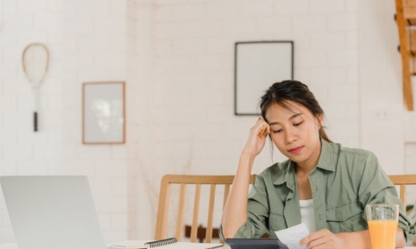 Giám đốc công ty thường xuyên nhìn tôi chằm chằm với ánh mắt khó hiểu, cho tới lần được đồng nghiệp 'mách', tôi mới thở phào nhẹ nhõm