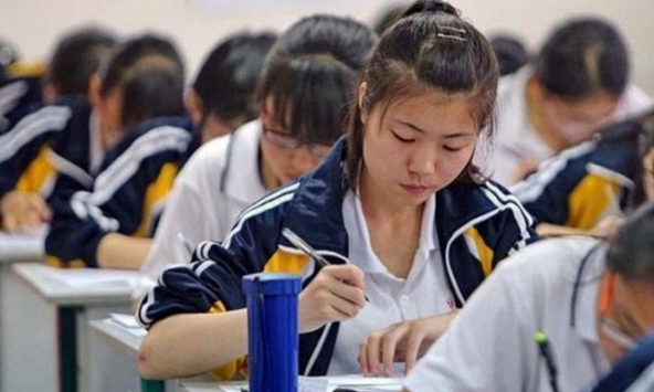 Quan điểm gây bão: 'Dừng học ở trường, các con lại phải ra trung tâm. Vậy thì thay đổi gì, thay đổi ở chỗ bố mẹ tốn kém hơn chăng?'