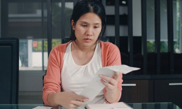 Bố chồng U75, lương hưu 8 triệu/tháng, mượn con dâu 100 triệu nhưng chỉ trả 10 triệu, tôi hỏi thì ông chụp mấy tờ hóa đơn gửi qua