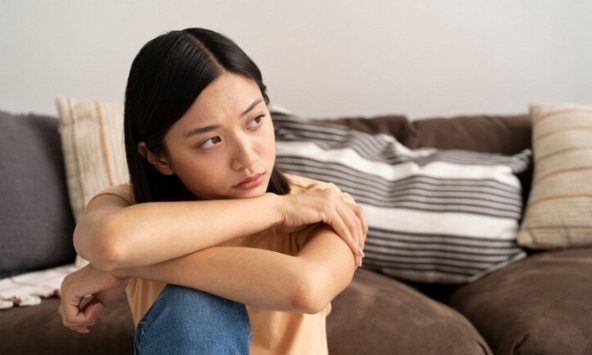 Chị dâu đem giỏ bánh qua tặng các cháu, khui ra, tôi tá hỏa khi thấy túi đỏ bên trong cùng lời nhắn đầy khó hiểu