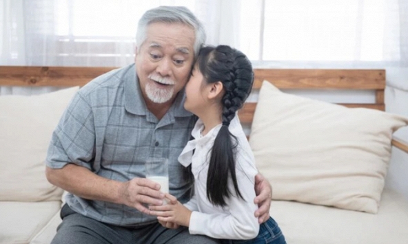 Nửa đêm, bố chồng gõ cửa phòng con dâu, còn cầm một thứ trên tay khiến tôi vừa thương vừa bực