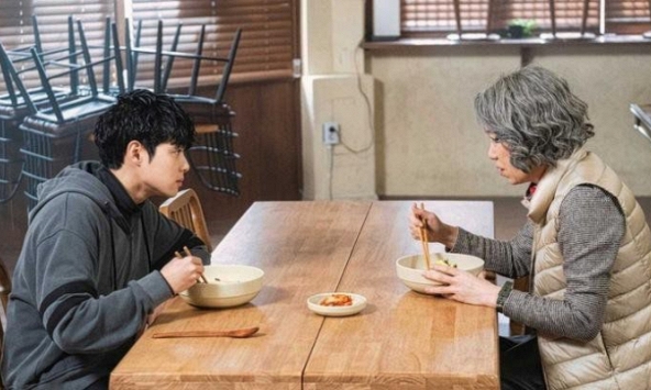 Đứng hình khi thấy con rể mở túi đồ của mẹ vợ để quên trong phòng tắm, nào ngờ sau đó cuộc sống của bà đổi vận