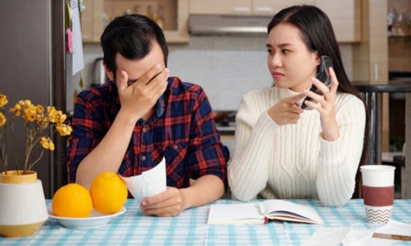 Mẹ vợ đến nhà chơi, chồng tôi đã bưng ra đĩa rau luộc và đĩa cá, mẹ tôi vừa ngửi qua thì nổi giận đùng đùng