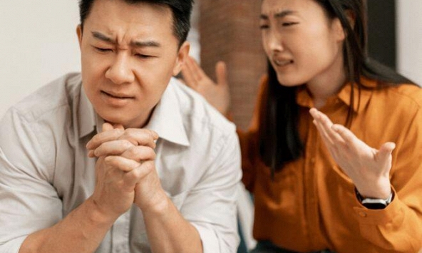 Chồng rút 10 triệu mua quà 8/3, tôi hí hửng mừng thầm cho đến khi thấy tên 2 cô gái được ghi trên thiệp