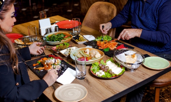 Đi ăn nhà hàng, chồng giám đốc có hành động khiến tôi nhục nhã với gia đình 2 bên