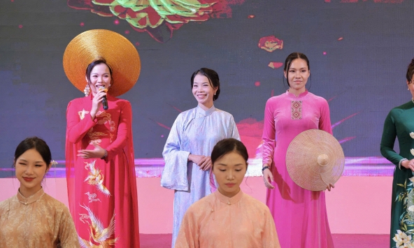Duyên dáng áo dài phụ nữ Việt Nam ngày 8/3