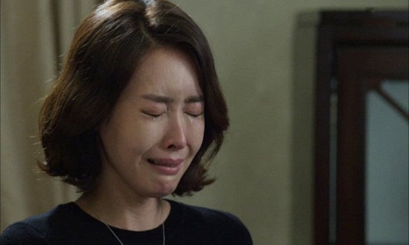 Em chồng ngồi lướt điện thoại trong phòng để chị dâu bầu bì 8 tháng rửa 5 mâm bát, phản ứng của bố chồng khiến cả nhà náo loạn