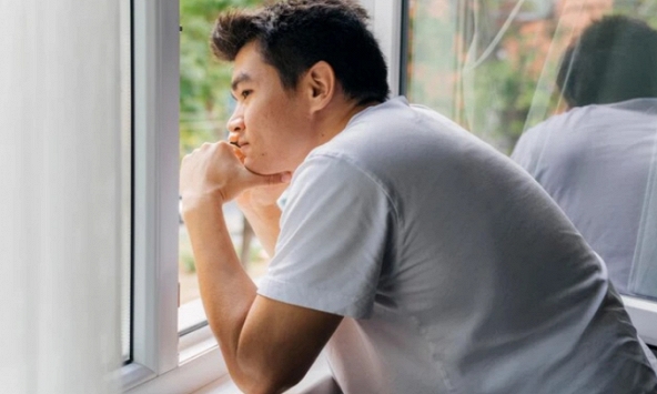 Nửa đêm nghe tiếng mẹ vợ khóc than trong phòng, tôi vào hỏi thì bàng hoàng khi bà quỳ sụp xuống van xin con rể cứu giúp