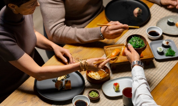 Đến nhà mẹ vợ ăn giỗ, bà gắp vào bát anh rể cái đùi gà to rồi gắp cho tôi một thứ KHÓ CHẤP NHẬN