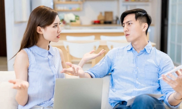 Mượn điện thoại của chồng, tôi giật mình hoảng hốt khi biết anh ấy đang lên kế hoạch phụng dưỡng mẹ vợ trong khi không có đồng tiền nào