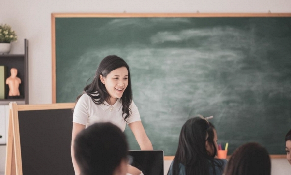 Nghe chuyên gia đề xuất giáo viên làm việc 8 tiếng/ngày ở trường mà tôi tủi thân: Sao nghề này nó quá 'bạc'