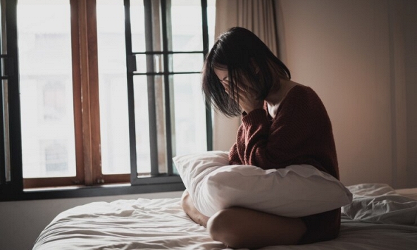 Nửa đêm nghe tiếng con gái khóc trong phòng, tôi vào hỏi thì con khẩn cầu đầy đau đớn: Ly hôn ngay lập tức, không thể chần chừ