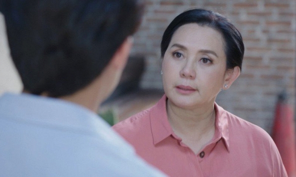 Ăn liên hoan công ty, nhìn người phục vụ bóc tôm, tôi giật mình thốt gọi 'mẹ vợ', hôm sau đi làm, sếp cho tôi nghỉ việc