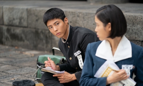 Xem phim 'Khi cuộc đời cho bạn quả quýt', tôi ngán ngẩm nhìn sang chồng, anh kéo chăn trùm hết mặt: CÁI GIÁ QUÁ ĐẮT cho sự ương bướng