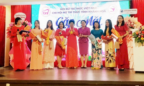 Chi hội Nữ Trí thức tỉnh Khánh Hòa-  Cuộc hội ngộ báo công Mừng Đảng- Mừng Xuân