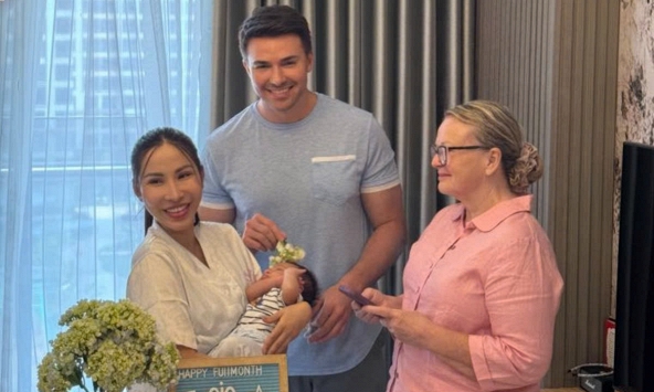 Cúng mụ phiên bản Tây, các mẹ thích thú vì lần đầu tiên nghe tiếng nước ngoài mà hiểu luôn: 'Chắc các bà Mụ phải đi học IELTS mới được'