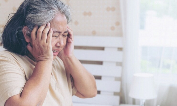 Đưa mẹ chồng đi khám bệnh, vừa về, bà liền để lại nhà đất cho con trưởng, tôi đang ấm ức thì bà rút ra một cuốn sổ đỏ khác