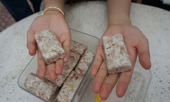 Nhóm sinh viên Việt biến vỏ tỏi thành sản phẩm sinh khối hữu ích