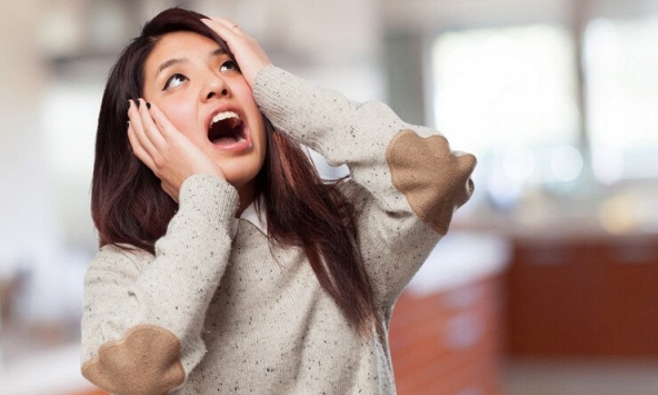 Bố chồng không có lương hưu, tôi vẫn chăm sóc chu đáo, lúc hấp hối, ông đưa tôi cái gối rách rồi thì thào: 'Cho con dâu'