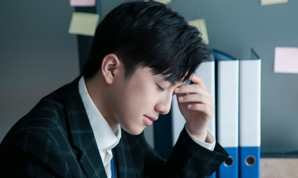 Về thăm mẹ vợ bệnh, thấy bà nằm đệm cũ rách nát, tôi dọn bỏ rác thì bà hét lên rồi ngất xỉu tại chỗ