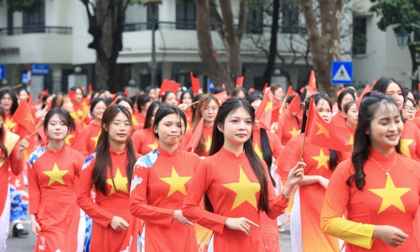 'Xúc động, tự hào khi được mặc áo dài xếp hình tổ quốc'