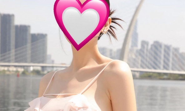 1 cú 'trượt tay' lộ ảnh con gái giấu kín 4 năm của nàng Hậu Việt: Con đã xinh còn được dạy dỗ khéo thế này!