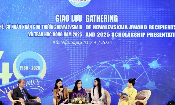 Giao lưu các thế hệ nhận Giải thưởng Kovalevskaia