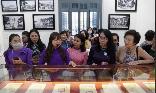 Đại biểu Hội nghị Nữ Khoa học toàn quốc lần thứ IV thăm Bệnh viện Trung ương Huế