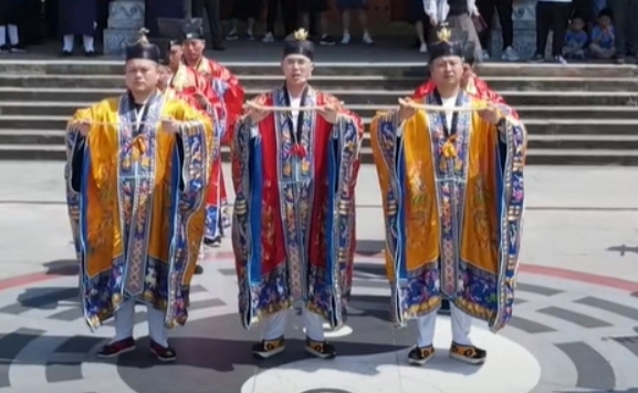 Không thể tảo mộ dịp Thanh minh, nhiều người thuê hẳn 'Tổ đình Đạo giáo' cúng giỗ nhưng sự thật ngã ngửa đằng sau