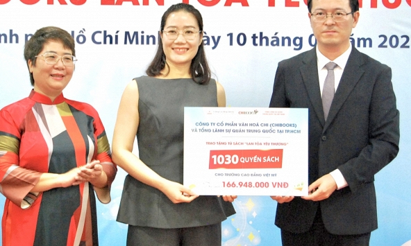 Trao tặng “Tủ sách yêu thương” cho trường Cao đẳng Việt -  Mỹ