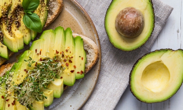 Cải thiện sức khỏe tổng thể với một quả bơ mỗi ngày