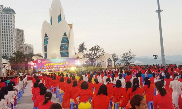 500 phụ nữ Nha Trang đồng diễn  “Giai điệu Chiến thắng- Vũ điệu Hòa bình”