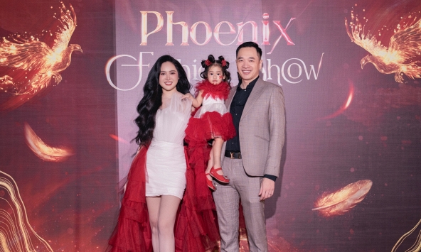 Á hậu Trúc Ny giảm 14kg sau sinh, xuất hiện bên con gái 2 tuổi