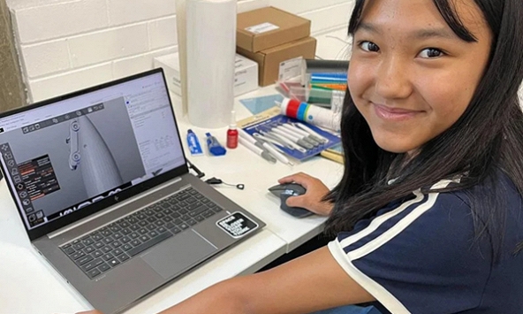 Chân dung nữ sinh 13 tuổi giúp chế tạo vệ tinh tại Úc