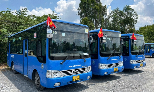 Thành phố Hồ Chí Minh đồng loạt treo cờ Tổ quốc cho xe buýt