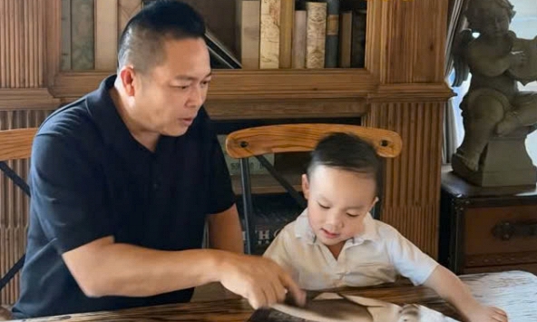 Nhóc tỳ nhà Bảo Thy ra dáng 'tổng tài nhí', thần thái chuẩn doanh nhân tương lai khi cùng bố đọc sách