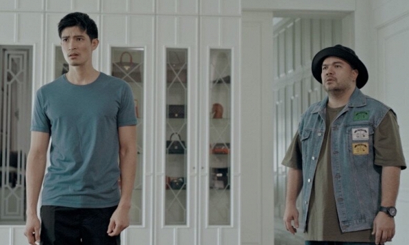 Cô giúp việc thường xuyên khoe quà, hoa trên trang cá nhân, vô tình thấy bức ảnh chụp tay người tặng mà tôi chết điếng: Họp gia đình gấp