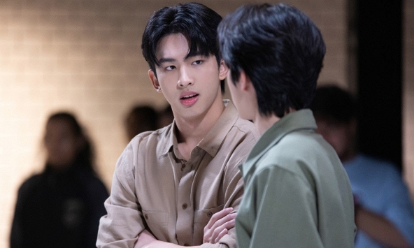 Anh cả đòi ở lại cúng cơm cho bố mỗi ngày, sự hiếu thảo đột ngột của anh làm tôi sinh nghi nên đã lắp camera giấu kín quanh nhà