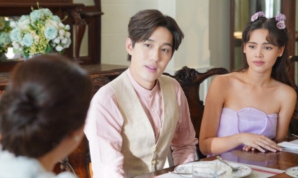 Mẹ vợ gọi các con về rồi đưa mỗi đứa một cuốn sổ đỏ và một tờ danh thiếp, nhắn nhủ 2 câu khiến ai nấy tái mét mặt mày