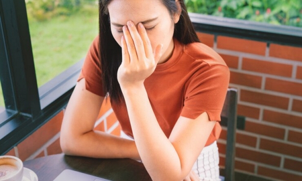  Bố chồng đưa 200 triệu, yêu cầu tôi ký giấy khước từ tài sản, tôi bật cười đưa ra tờ giấy xét nghiệm làm ông hoảng loạn