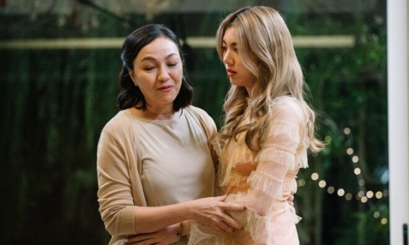 Ngày đính hôn, mẹ kế dặn dò thông gia một câu mà tôi đỏ bừng mặt, nhà trai thì bối rối vô cùng