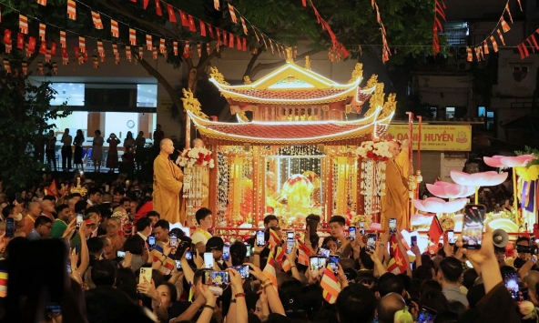 Xá lợi Đức Phật được cung rước trang nghiêm qua các tuyến phố Thủ đô