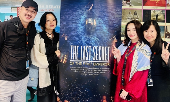  Kaity Nguyễn, Hồ Anh Thu, Bùi Thạc Chuyên  chụp ảnh cùng ê kip 'Hộ Linh Tráng sĩ - Bí Ẩn Mộ Vua Đinh' tại LHP Cannes 2025