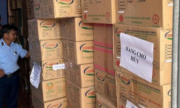 Phát hiện gần 12.000 lon sữa bột không rõ nguồn gốc xuất xứ  