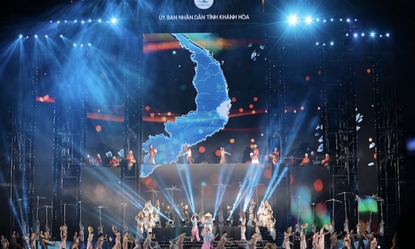 Phố biển đã có một đêm bùng nổ với đại nhạc hội 'Nha Trang Say Hi'