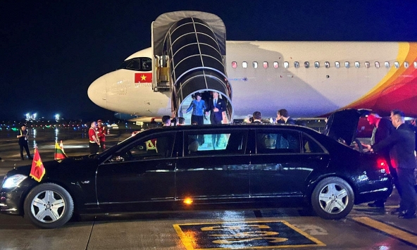 Tổng thống Litva đến Hà Nội trên chuyên cơ Vietjet