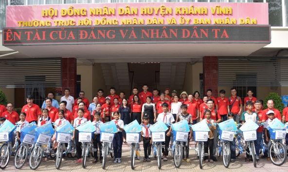 Chi hội Nhà báo Văn phòng đại diện, phóng viên thường trú tại Khánh Hòa và món quà tiếp sức ý nghĩa cho học sinh nghèo vượt khó người Raglay