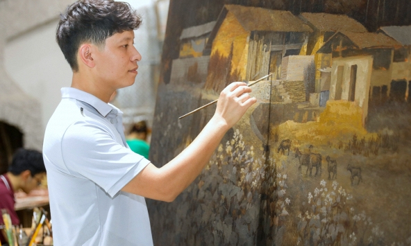 Hành trình không ngừng nghỉ của người họa sĩ từ cao nguyên Mộc Châu đến xưởng họa giữa lòng Thủ đô